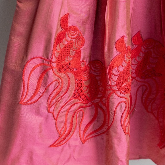 Vivianne Tam Iridescent pink silk mini with embroidered goldfish  Size 4 - Picture 6 of 6